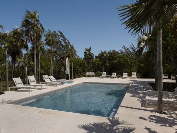Beachfront Vacation Rental with 4 Bedrooms in Bahamas