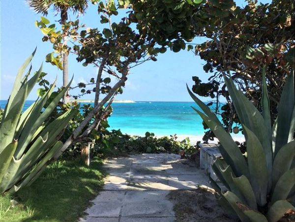 Beachfront Vacation Rental with 4 Bedrooms in Bahamas