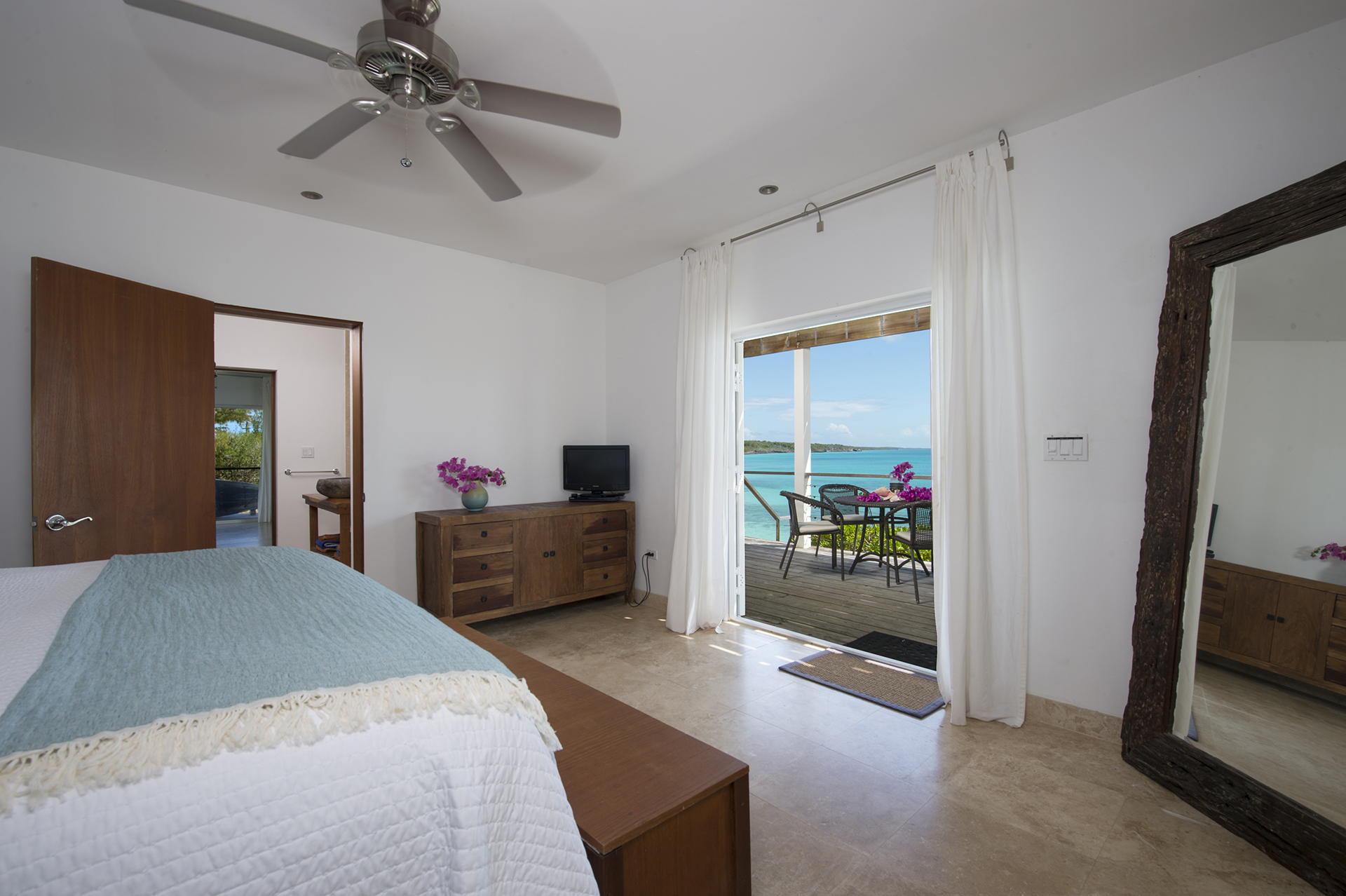 Luxury Villa in Bahamas: Stunning Views & Beach Access