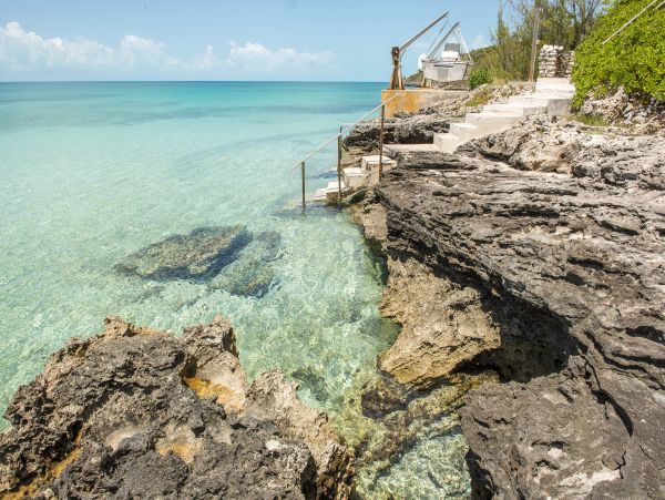 Luxury Villa in Bahamas: Stunning Views & Beach Access