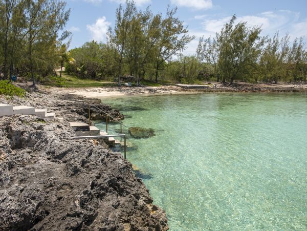 Luxury Villa in Bahamas: Stunning Views & Beach Access