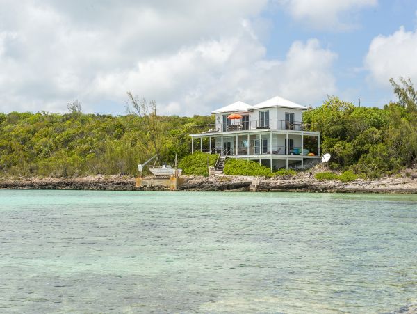 Luxury Villa in Bahamas: Stunning Views & Beach Access