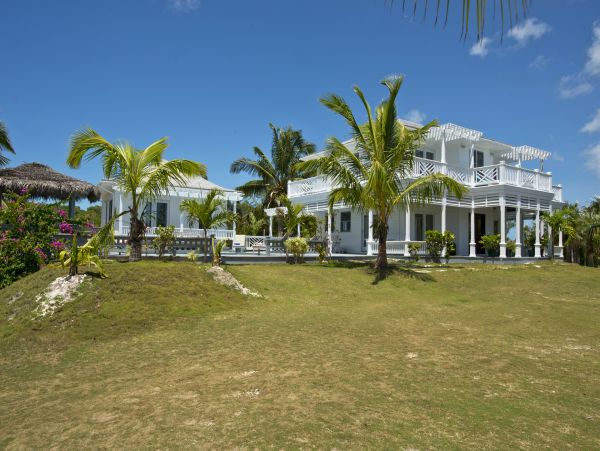 Beautiful 4-Acre Vacation Property Main House with Private Pool & Guest Cottage