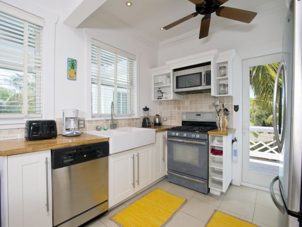 Beautiful 4-Acre Vacation Property Main House with Private Pool & Guest Cottage