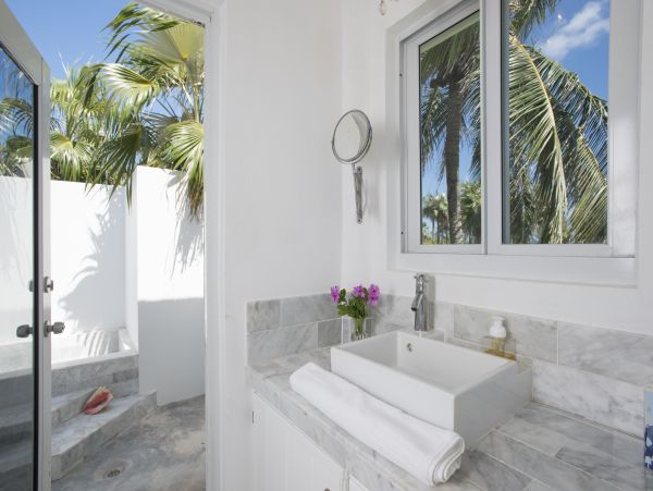 Beachfront 7 Bedrooms Estate Plus Guest House in Bahamas