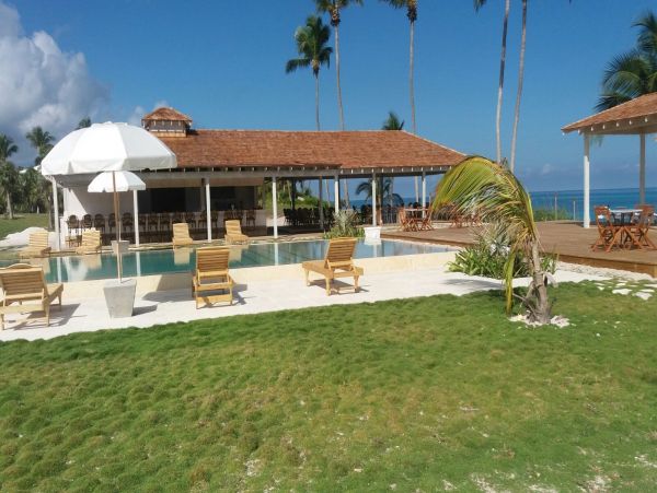 Beachfront 7 Bedrooms Estate Plus Guest House in Bahamas