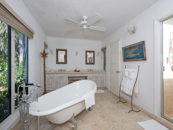 Main Beach Villa Plus Recently New Addition of Guest House