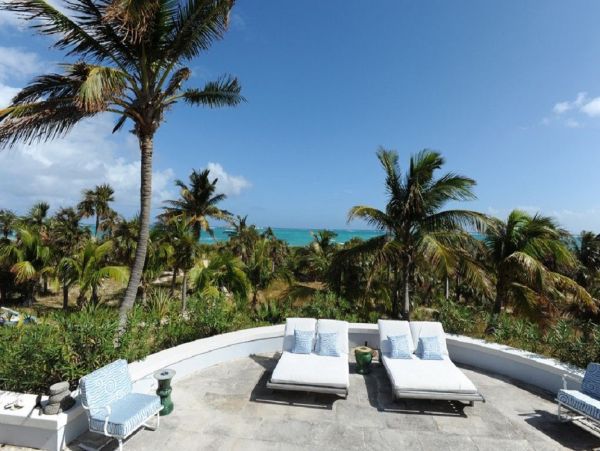 Luxurious Beachfront Estate with Private Cottages in Double Bay
