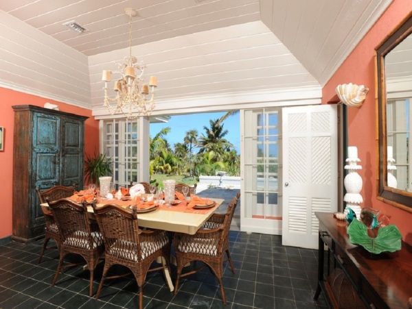Luxurious Beachfront Estate with Private Cottages in Double Bay