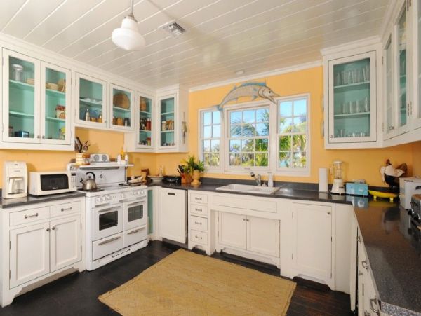 Luxurious Beachfront Estate with Private Cottages in Double Bay