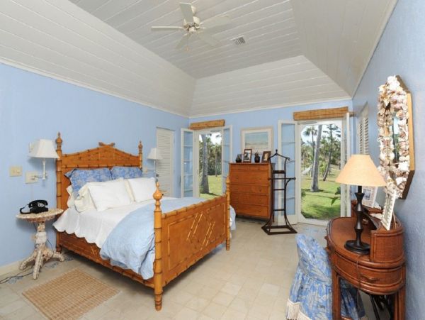 Luxurious Beachfront Estate with Private Cottages in Double Bay