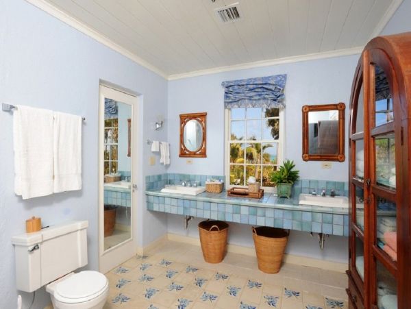 Luxurious Beachfront Estate with Private Cottages in Double Bay