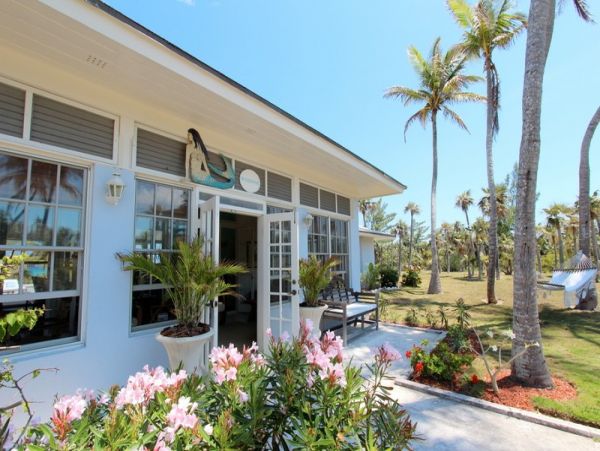 Luxurious Beachfront Estate with Private Cottages in Double Bay