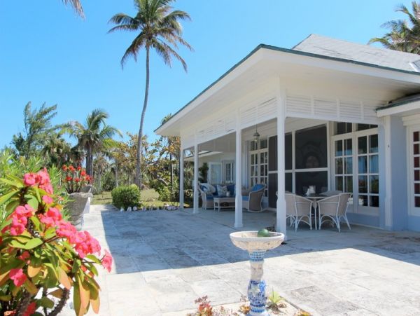 Luxurious Beachfront Estate with Private Cottages in Double Bay