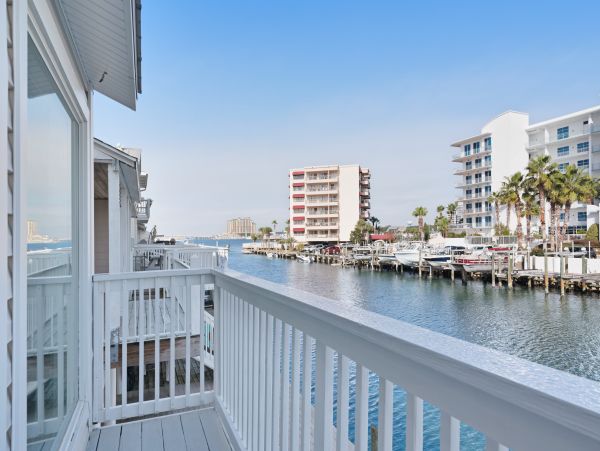 Bradenton Beach Vacation Condo Three Bedroom Walk to Beach
