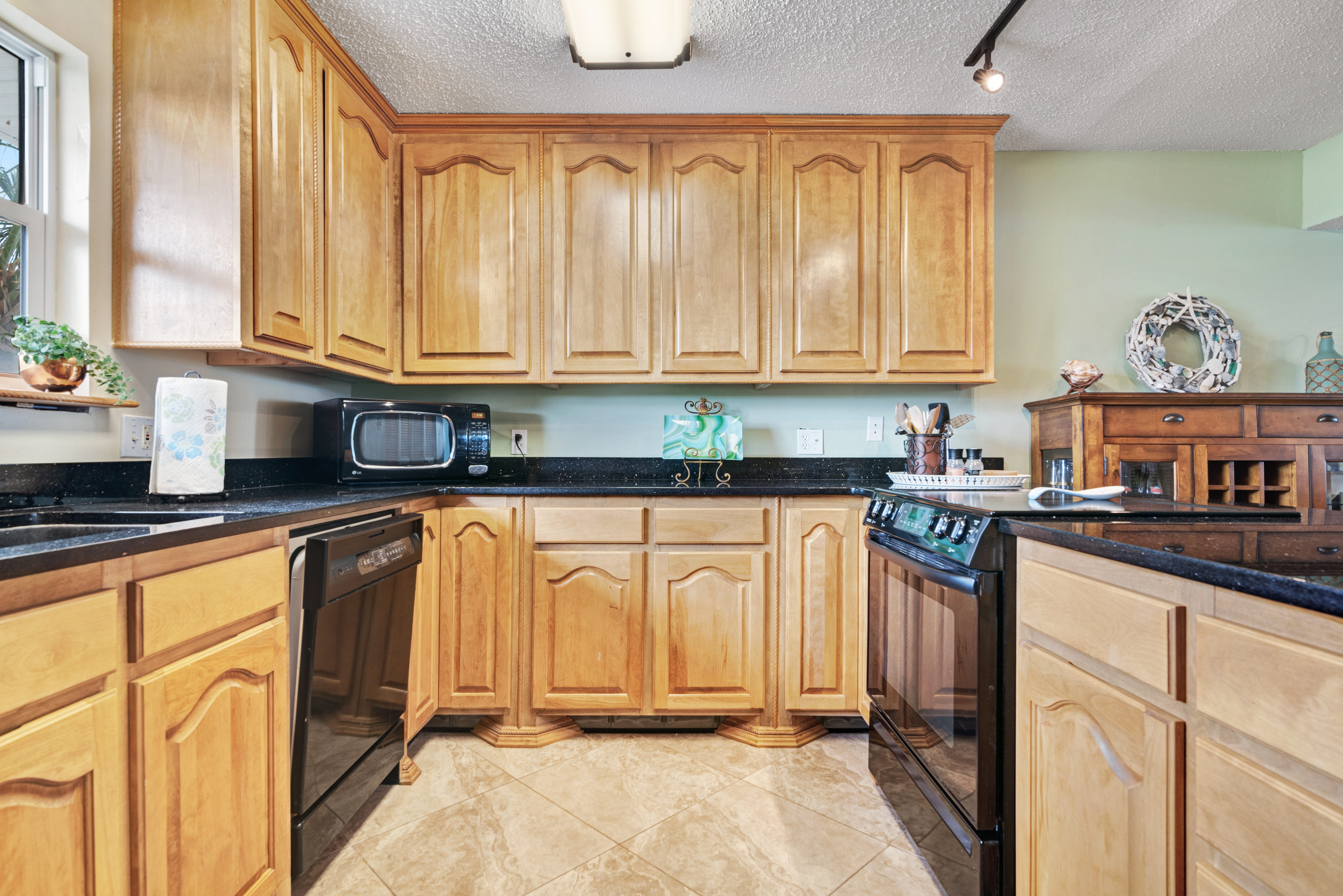 Bradenton Beach Vacation Condo Three Bedroom Walk to Beach
