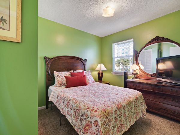 Bradenton Beach Vacation Condo Three Bedroom Walk to Beach
