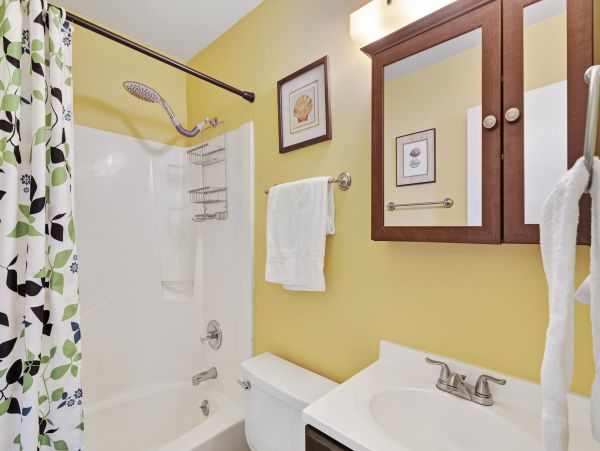 Bradenton Beach Vacation Condo Three Bedroom Walk to Beach