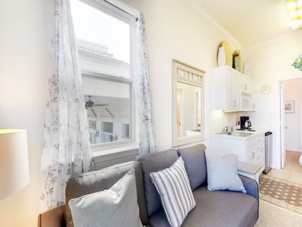 Four Bedroom Walk to Beach Vacation Home in Destin