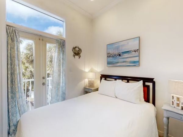 Four Bedroom Walk to Beach Vacation Home in Destin