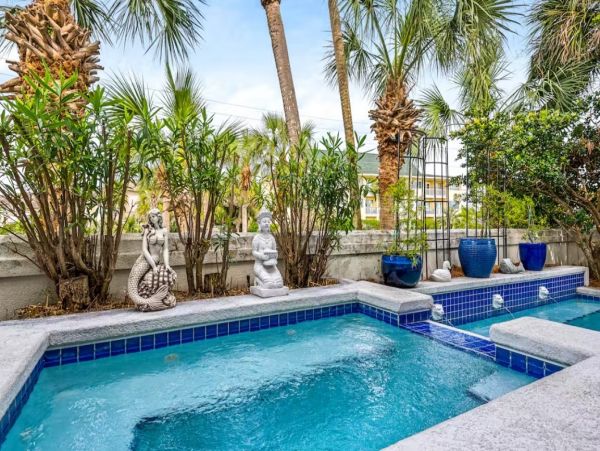 Four Bedroom Walk to Beach Vacation Home in Destin