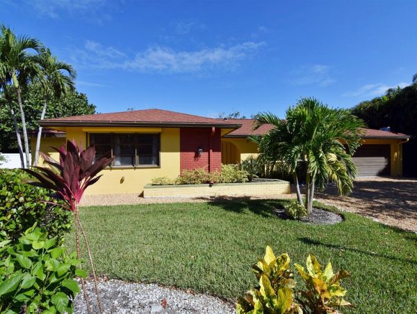 Three Bedroom Sanibel Vacation Pool Home Sleeps 6 Guests