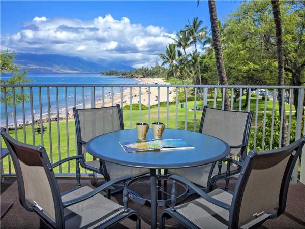 Kihei Oceanfront Two Bedroom Vacation Beach Condo Sleeps 4