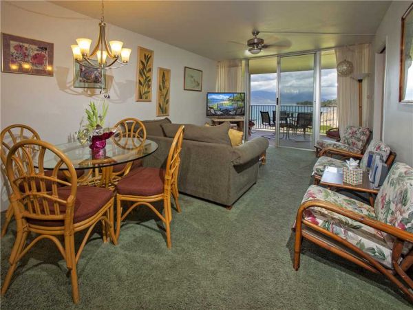 Kihei Oceanfront Two Bedroom Vacation Beach Condo Sleeps 4