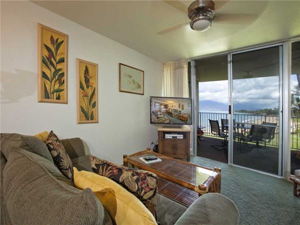 Kihei Oceanfront Two Bedroom Vacation Beach Condo Sleeps 4