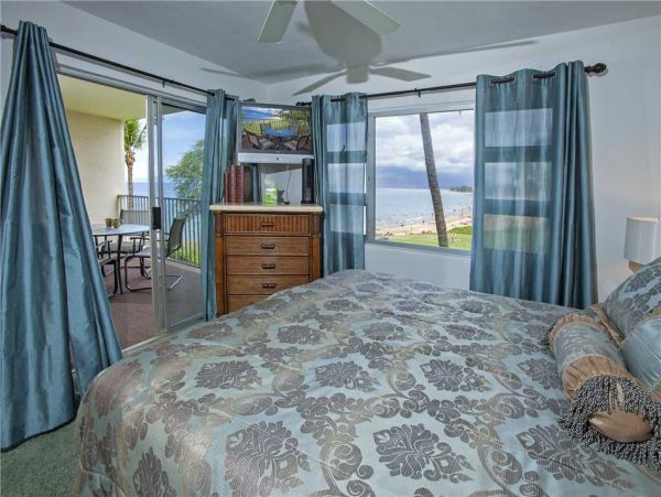 Kihei Oceanfront Two Bedroom Vacation Beach Condo Sleeps 4