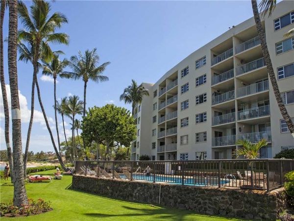 Kihei Oceanfront Two Bedroom Vacation Beach Condo Sleeps 4