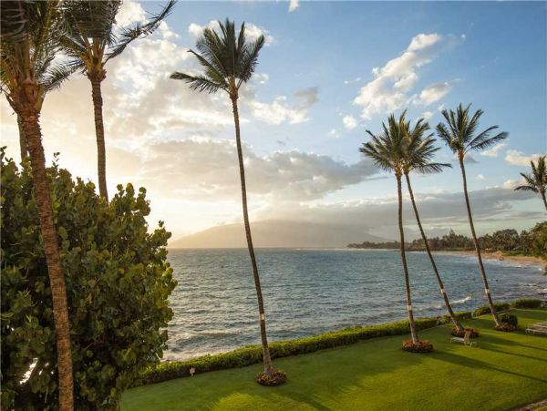 Kihei Oceanfront Two Bedroom Vacation Beach Condo Sleeps 4