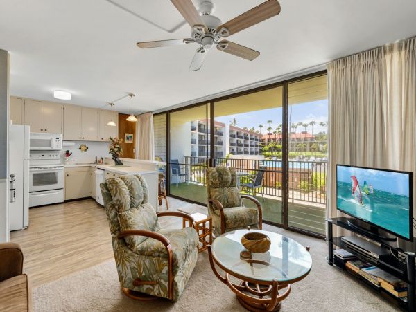 Lovely 2 Bedroom Vacation Condo Steps to the Beach