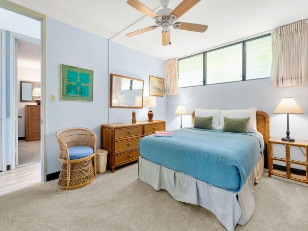 Lovely 2 Bedroom Vacation Condo Steps to the Beach