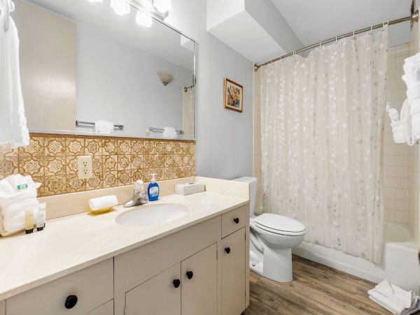 Lovely 2 Bedroom Vacation Condo Steps to the Beach