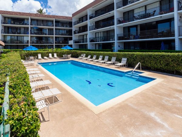 Lovely 2 Bedroom Vacation Condo Steps to the Beach