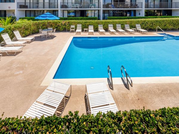 Lovely 2 Bedroom Vacation Condo Steps to the Beach