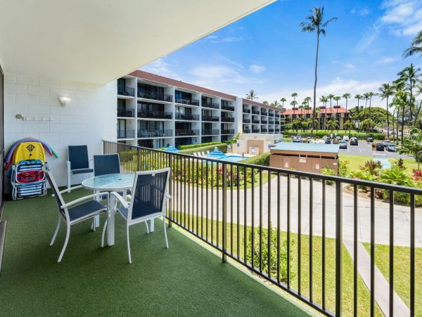 Lovely 2 Bedroom Vacation Condo Steps to the Beach