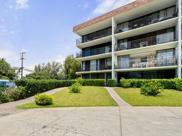 Lovely 2 Bedroom Vacation Condo Steps to the Beach