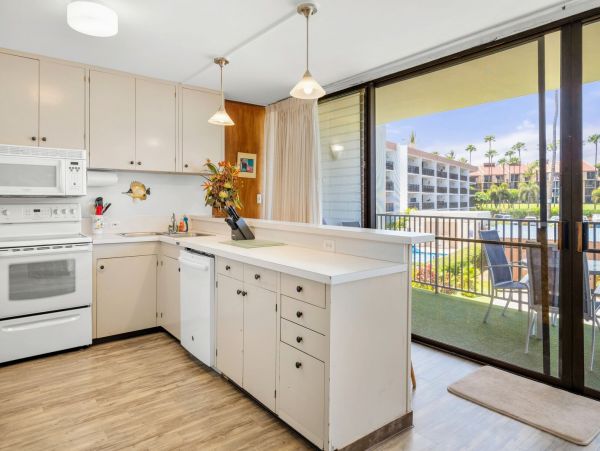 Lovely 2 Bedroom Vacation Condo Steps to the Beach