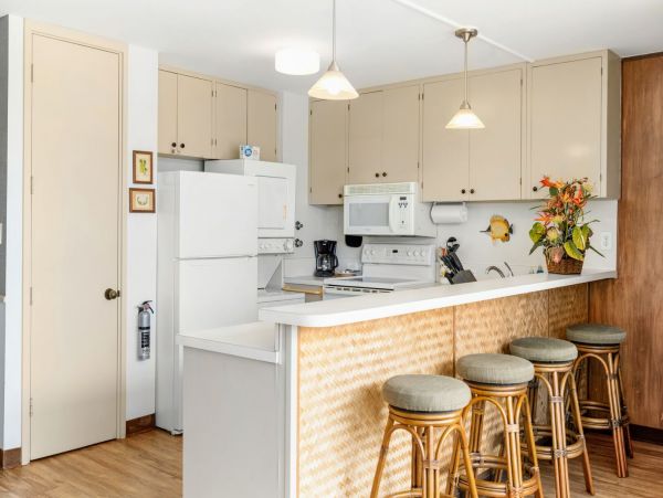 Lovely 2 Bedroom Vacation Condo Steps to the Beach