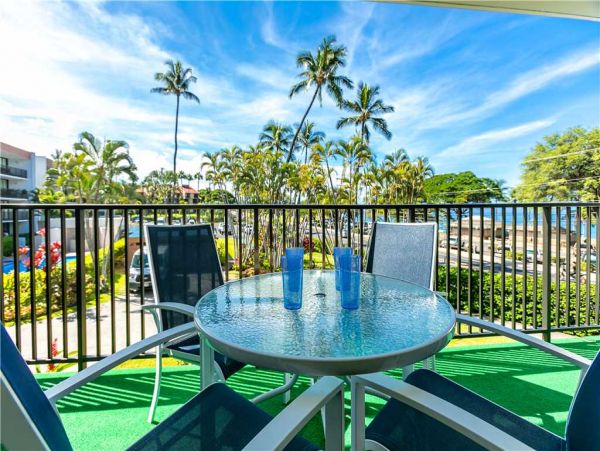 Lovely 2 Bedroom Vacation Condo Steps to the Beach