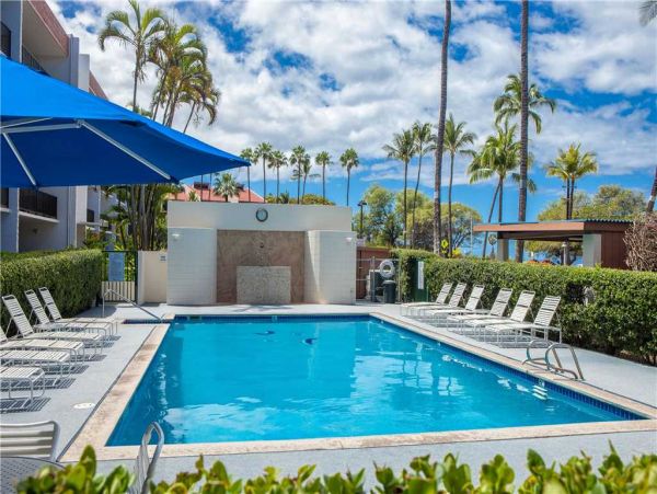 Lovely 2 Bedroom Vacation Condo Steps to the Beach