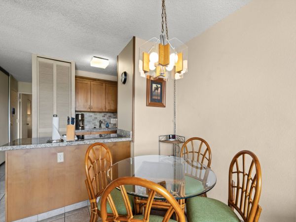 Kihei One Bedroom Condo Short Walk to Beach Sleep Four Guests