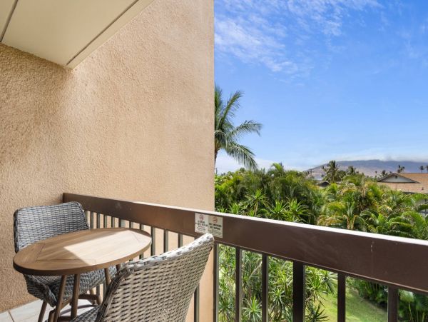 Kihei One Bedroom Condo Short Walk to Beach Sleep Four Guests