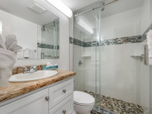 Luxury Two-Bedroom Loft in South Kihei - Ocean Views & Family Amenities