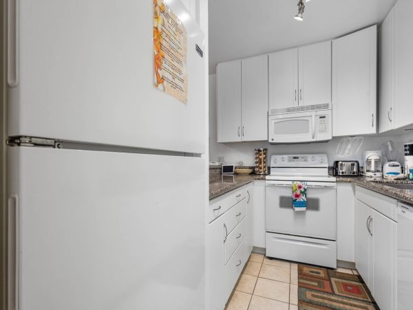 Luxury Two-Bedroom Loft in South Kihei - Ocean Views & Family Amenities