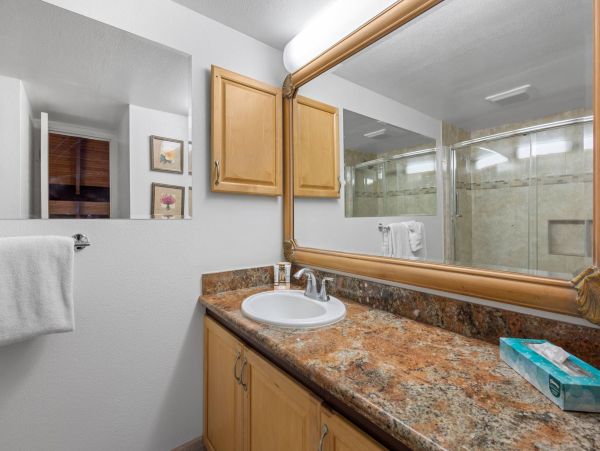 Luxury Two-Bedroom Loft in South Kihei - Ocean Views & Family Amenities