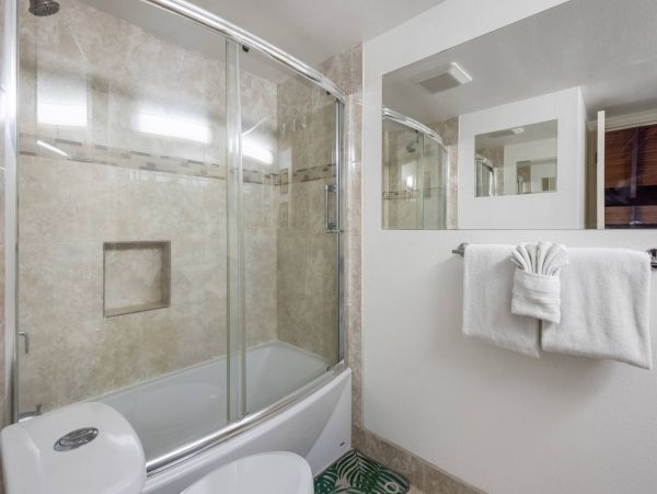 Luxury Two-Bedroom Loft in South Kihei - Ocean Views & Family Amenities