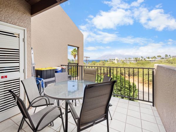 Luxury Two-Bedroom Loft in South Kihei - Ocean Views & Family Amenities